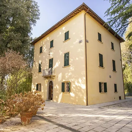 Feriehus Near Donatello Sculpture