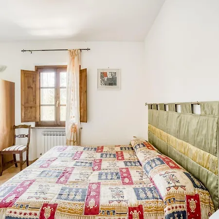 Near Donatello Sculpture 度假居